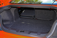 ラゲッジルーム容量は13.5cu.ft.（約382リッター）。後席の背もたれは可倒式になっている。（写真＝中村孝仁）