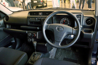 「サクシードUL」のインストゥルメントパネルまわり。
    