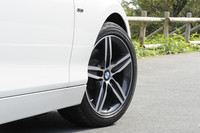 「120iスポーツ」は、ホイールも専用の17インチ（スタースポークスタイリング379アロイホイール）となる。なお、「120i」の標準サイズは16インチ。