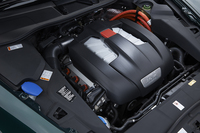 3リッターV6スーパーチャージャーエンジンとモーターを組み合わせたパワーユニットは、システム全体で最高出力380ps/5500rpm、最大トルク59.1kgm/1000rpmを発生する。
    