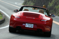 【カレラ4Sカブリオレのオプション装備】
ブラック＆サンドベージュバイカラーインテリア＝60万8000円／シートヒーター＝7万4000円／エレクトリックコントロールシート＝26万7000円／ステアリングホイールヒーター＝3万7000円／19インチ“スポーツデザイン”ホイール＝6万4000円／カラークレストホイールセンターキャップ＝3万円）