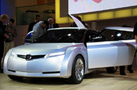 【写真上】：ダイハツ「ai」【写真下】：マツダ「Kusabi」