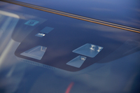 予防安全装備については、緊急自動ブレーキとAT誤発進抑制制御を「13C」を除く全グレードに標準で採用。車線逸脱警報システムやブラインドスポットモニターなども、ディーゼルエンジン搭載車にオプション設定される。
    