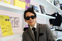 エンツォ・フェラーリの復刻サングラスを着用した筆者。