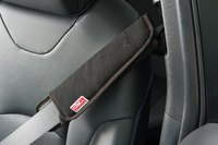 テスト車に装備されていた難燃性素材のショルダーパッド。体にしっかりフィットさせるため、低反発素材のクッションが使われている。