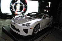 都会のサーカス小屋がコンセプトという「裏レクサス」こと「2UX3J」のブースで、ホワイトタイガーをイメージした「LFAスパイダー」。ボンネットにエンジンの映像が投影されている。