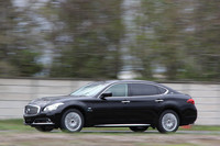 品質検査工程における「特別点検」と呼ばれる、テストコースにおける試走。栃木工場で10名というVESグローバル評価認定者が後席にも乗車し、2名で評価する。