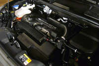 直列5気筒の2.5リッターターボエンジン。日本に導入される2グレードのパワートレインに違いはない。