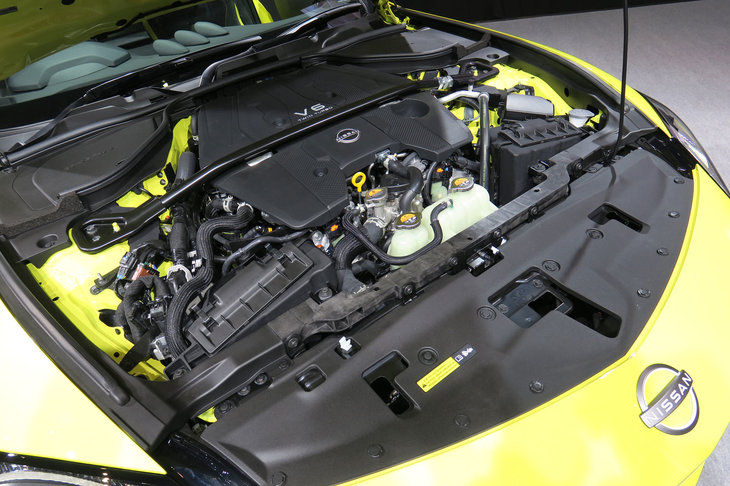 フロントに縦置きされる3リッターV6ツインターボエンジン。最高出力405PS、最大トルク475N・mと、スペックは上々。