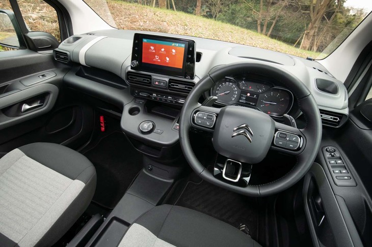 商用を基本とするだけあって、ハードプラスチックに覆われたダッシュボードは実用本位の構造。とはいえ、グレーの部分にはマーブル模様を配したり、グローブボックスのふたに飾りベルトをあしらったりという工夫が見てとれる。