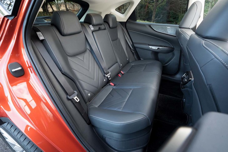 後席にもシートヒーターを搭載。背もたれの角度は3段階に調整可能。