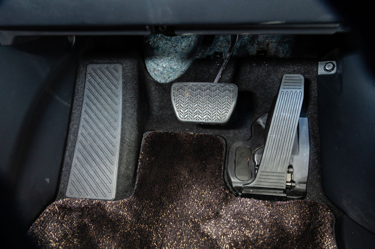 アクセルペダルはオルガン式を採用している。