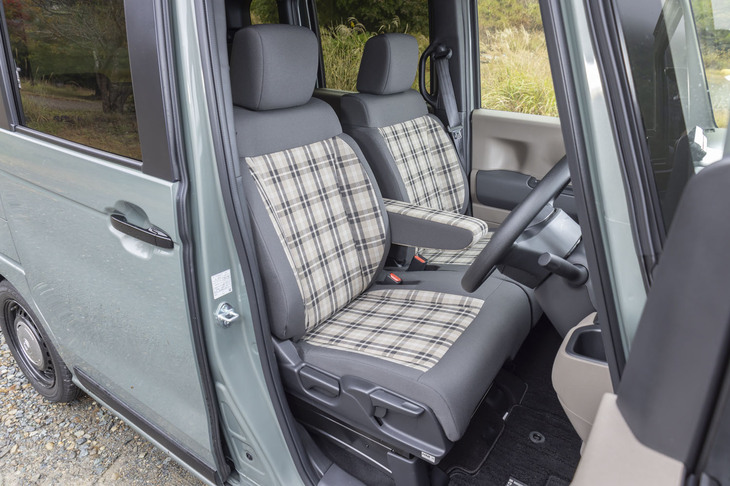 「N-BOXジョイ」のシート表皮は大胆なチェック柄のファブリック。センターアームレストも含めてはっ水加工が施されている。