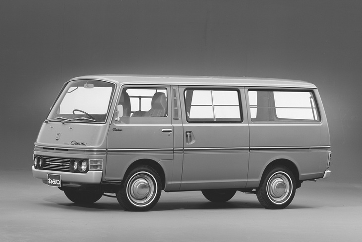 1973年に登場した初代「日産キャラバン」。写真はロングタイプのバンで、1.5／1.6リッター直4 OHVエンジンを積んでいた。