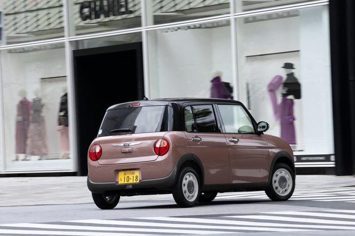 足まわりはかなりソフトな設定。交差点などでは大きめに車体がロールするが、そうした動きもクルマのキャラクターにマッチしている。