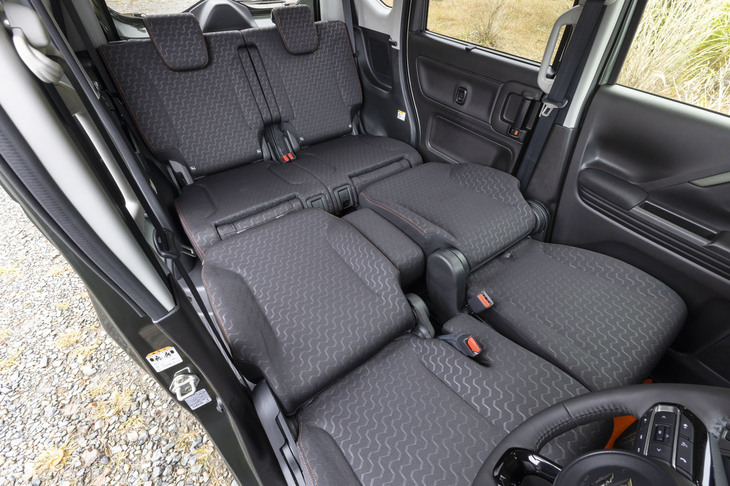 「スペーシア ギア」も前席の背もたれを目いっぱい倒してフルフラットモードにできる。大きな段差が残るのはこちらも同じだが、隙間を埋めるためのディーラーオプションが設定されている。