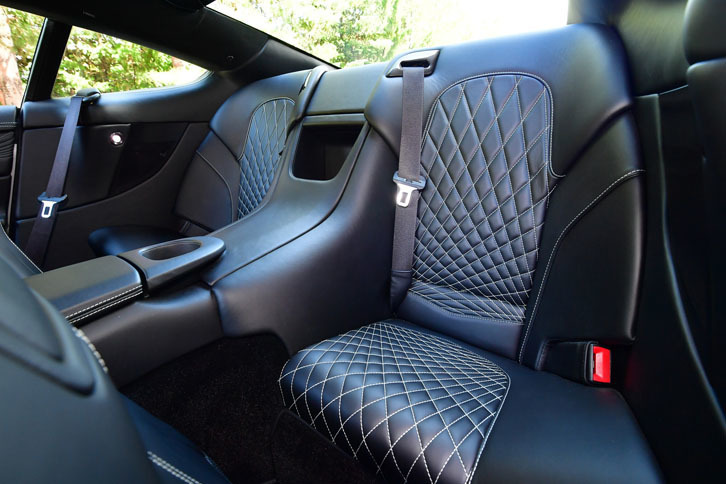 試乗車はプラス2シートを持つ仕様。前席同様、キルティング加工が施されている。