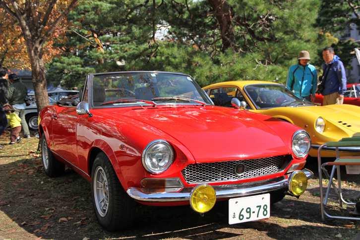 「フィアット124スポルト スパイダー」。2016年にその名が復活したモデルのオリジナル。1967年から85年まで作られた息の長いモデルだが、これは最初のマイナーチェンジを受けた69年式。