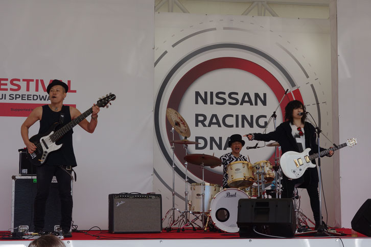 SUPER GT 300に参戦する「RUN UP Group ＆ DOES GT-R」とパートナーを組むバンド「モノクローム」のライブも盛況を見せた。元JUDY AND MARYのドラマー・五十嵐公太氏により2015年に結成されたバンドで、1stシングル『CATHARSIS』をリリースしたばかり。