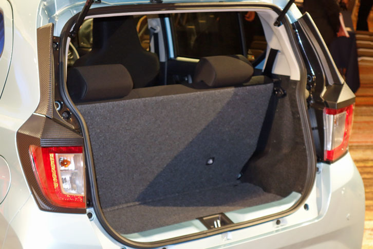 標準の状態だと、荷室の容量はそれなり。