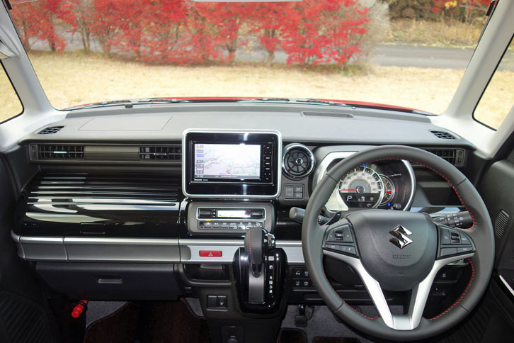 「スペーシア カスタム ハイブリッドXSターボ」のインテリア。ブラックを基調に、シルバーのアクセントを配している。