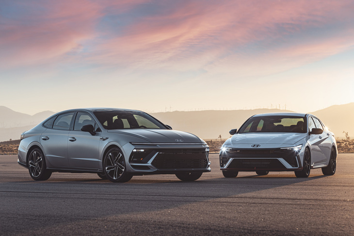 洗練されたデザインの2024年型「ヒョンデ・ソナタ」（写真左）と同「エラントラ」（写真右）。ヒョンデは2006年にフォルクスワーゲングループからペーター・シュライアー氏（「アウディTT」等のデザイナー）を引き抜き、デザイン部門のトップに据え、グローバルマーケットでの競争力を急激に高めた。