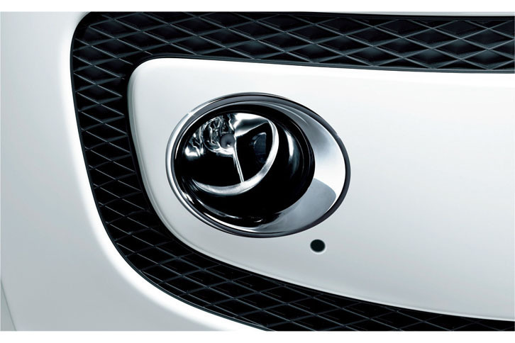 クロムで縁取られたフロントフォグランプ。