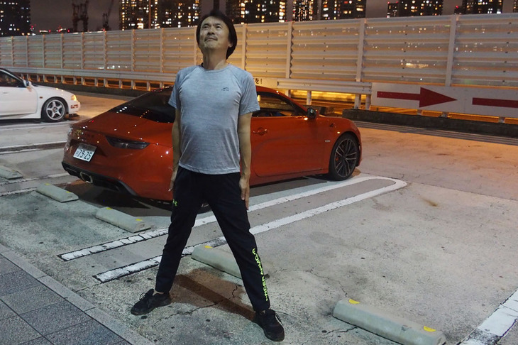 いつもの辰巳PAは、平日の夜とあってかガラガラだった。せっかくなので4年ぶりとなる「アルピーヌA110」試乗記念として、「Aのポーズ」をキメてみた。ポーズ自体はもちろんオリジナルである。