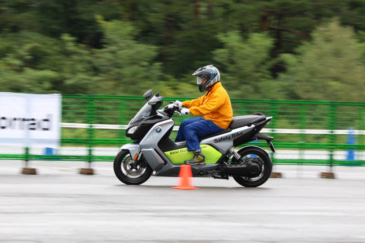 電動スクーターの「Cエボリューション」。電動モーターのスペックは48ps／72Nmというもので、約160kmの航続距離を実現。バッテリーモジュールには「BMW i3」と同様のものが採用されている。