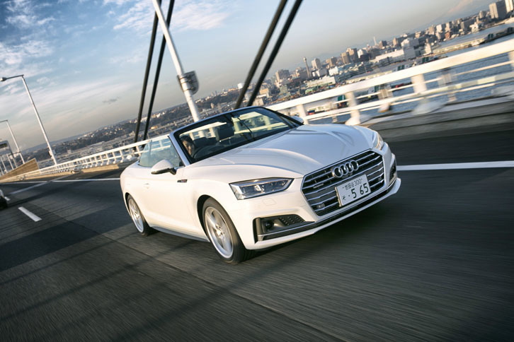 「A5カブリオレ」の足元を固めるクワトロ4WDシステムは、走行状況に応じて駆動力配分を前70：後ろ30から、前15：後ろ85の範囲で変化させ、街中から高速走行まで、速度や路面、天候を問わない安定した走りを生み出す。