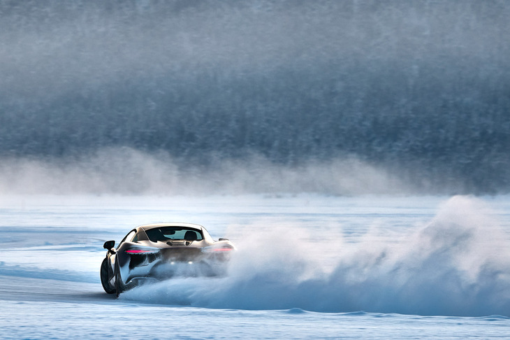 白銀の特設コースを、雪煙を上げて走る「マクラーレン・アルトゥーラ」。