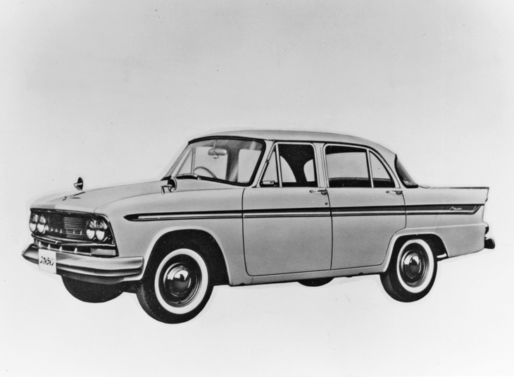 第1回日本グランプリのツーリングカー1600～2000ccレースでジョーンズが駆り、7位に入ったのと同型の「プリンス・スカイライン1900スタンダード」。1962年にマイナーチェンジした初代スカイラインの最終型だが、生沢がドライブしたのはこれより古いマイナーチェンジ前のモデルだった。このレースに対するプリンスの姿勢がうかがえる。