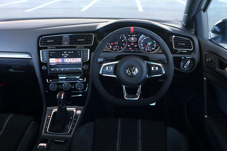 アルカンターラのステアリングホイールをはじめ、各所に「クラブスポーツ」の専用装備が用いられた車内空間。スマートキーが採用される「ストリートエディション」では、「トラックエディション」とは異なりイグニッションボタンでエンジンを始動する。