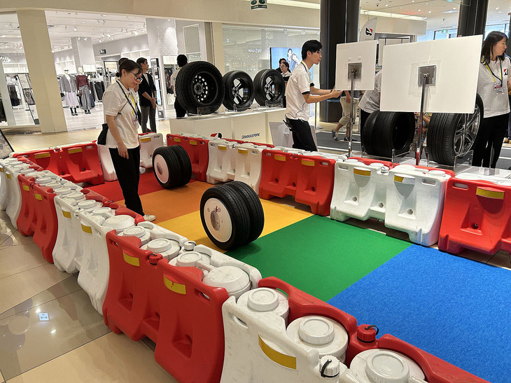 空気圧の異なるタイヤの転がり方の違いは、一目瞭然。空気圧の足りないタイヤは、コースの途中でストップ。一方、適正な空気圧のタイヤは端まで転がっていった。これは、クルマに装着されたタイヤでも、適正な空気圧であれば、よく転がり経済的であるということを示すもの。参加者も、親子そろって空気圧の大切さを学べたはずだ。