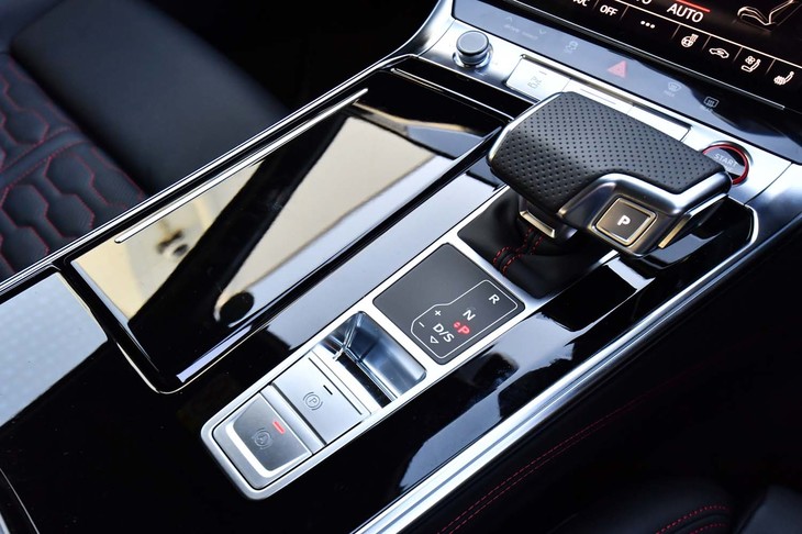 トランスミッションは8段ATのみ。シフトレバーのデザインは、飛行機の操縦桿（かん）を思わせる。