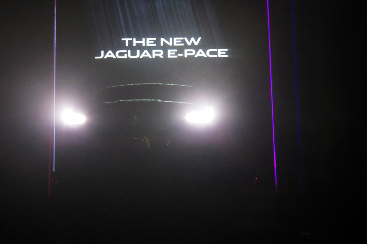 会場の照明が消え、いよいよ「ジャガーEペース」がアンベールされる。