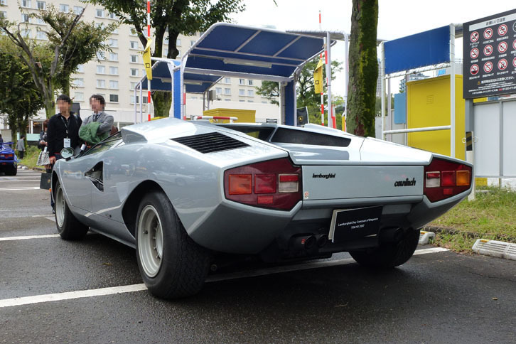 「カウンタックLP400」のリアビュー。