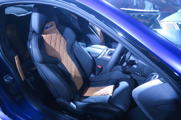 素材の異なる表皮でデザインされた「Mスポーツシート」を採用。ヘッドレスト部分に備わる「M」のロゴはイルミネーション付き。