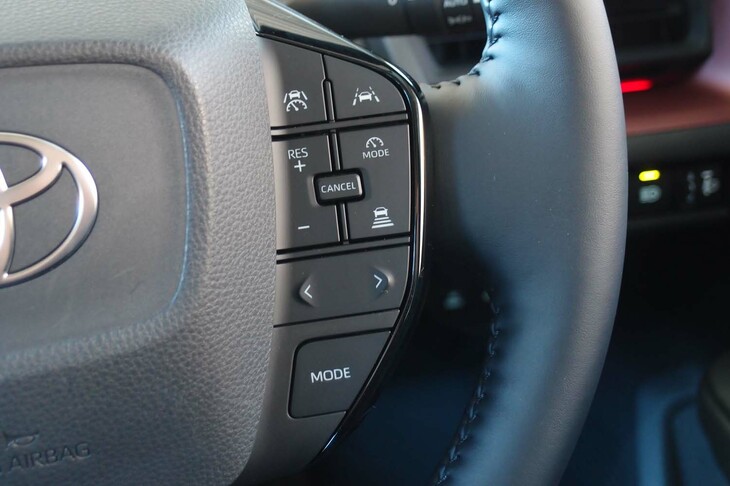 ステアリングホイールのスポーク部には、アダプティブクルーズコントロールの操作スイッチが並ぶ。