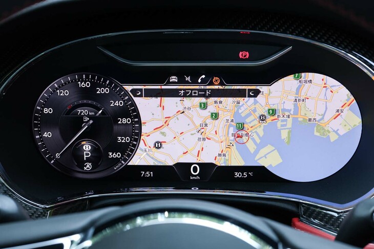 メーターパネル右側のタコメーターと、中央の車両情報表示部にカーナビのマップを映し出すこともできる。