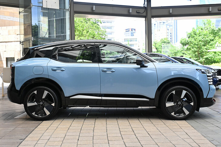 ボディーサイズは全長×全幅×全高＝4365×1800×1615mm（4WD車は全高が1610mm）。先代よりも75mm長く、40mm幅広くなった。この車両は最上級グレード「G」のFWD車（389万8400円）。