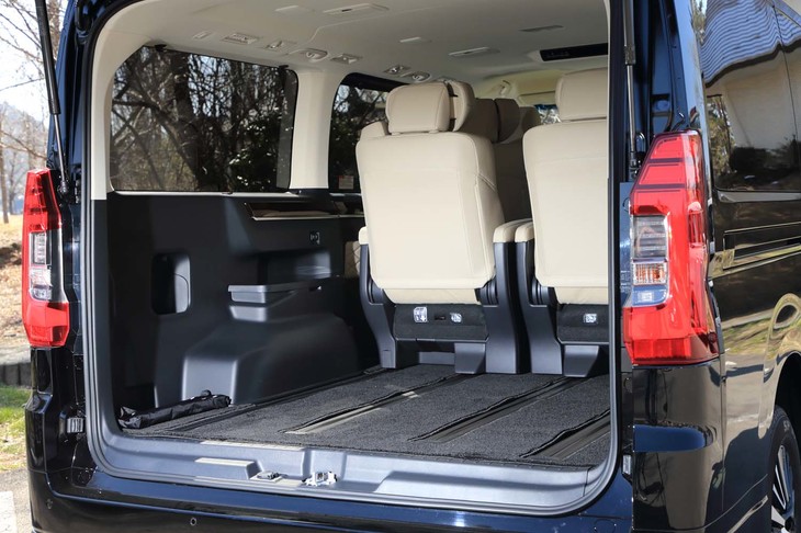 「グランエース」のカタログにはこの状態で90リッターサイズのスーツケース4個を立てて収納した様子が載っている。後席の乗員が4人なので納得のパッケージングだ。