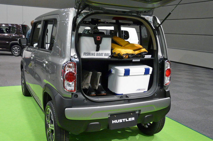 「ハスラー」のユーティリティー、特に荷室の積載性やシートアレンジなどは、同門の軽ハイトワゴン「ワゴンR」とほぼ同じだった。軽クロスオーバー市場の開拓に、そんな大荷物は必要なかったようである。
