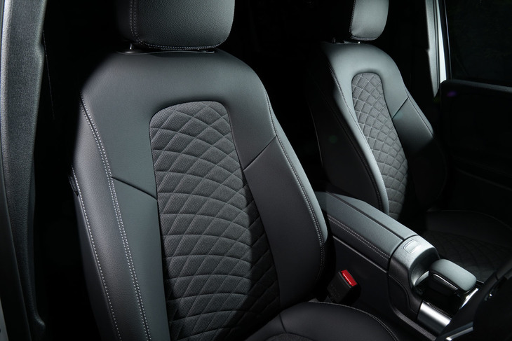 メルセデス・ベンツGLB200d（1列目シート）