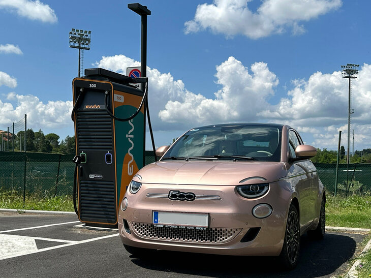 オーストリアからの「フィアット500e」が、出力300kWの急速充電器でチャージ中。