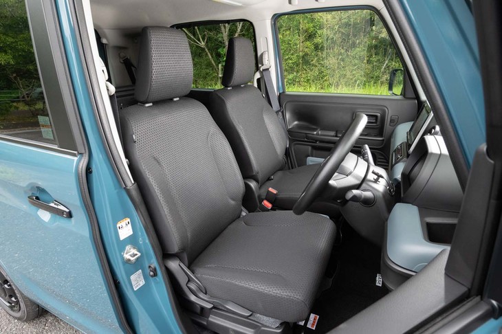 前席にはスズキの軽商用車初採用のシートヒーターを搭載。今回の試乗車「XF」は両席に、ベーシックグレード「GF」は運転席のみに装備する。