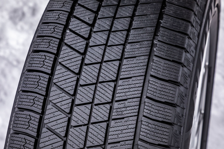 「L字ブロック」や「端止めサイプ」などを用いた新トレッドパターンを採用。ブロックごとに密度と方向を最適化したというサイプの配置も「ブリザックVRX3」の特徴だ。