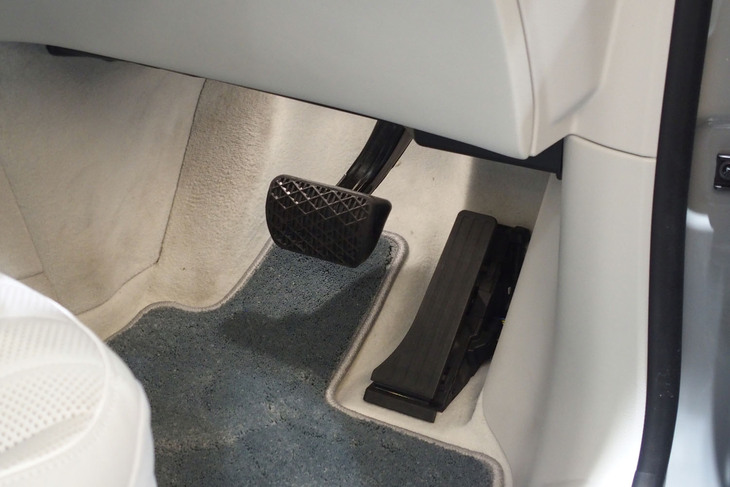 メルセデス・ベンツEQS580 4MATIC SUVスポーツ（アクセル／ブレーキペダル）