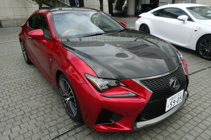 「レクサスRC」は2013年の東京モーターショーでデビュー。全世界でこれまでにRCが約7万9000台、ハイパフォーマンスモデルの「RC F」（写真）が約1万2000台販売されてきたという。
