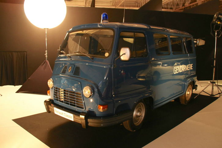 「コメディー」の部で見られた、『ルイ・ド・フュネスの大結婚』（1968年映画）の劇中車「ルノー・エスタフェット」。ルノー所蔵。フュネス演じる憲兵シリーズも、往年の代表的なフランス娯楽映画である。